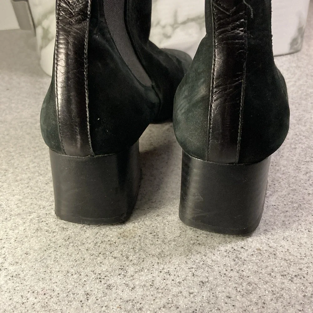 Donald‎ j Pliner black suede ankle boots with stacked swoop heel. Size 6.5m. B14
